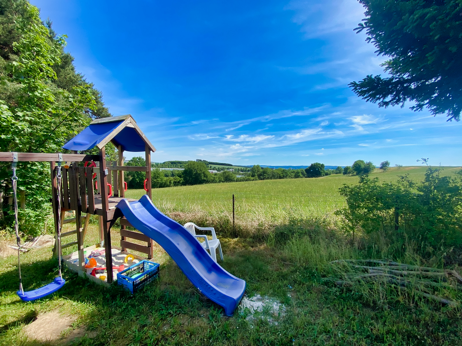 Garten mit Spielturm und Aussicht