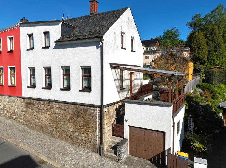 Hausansicht mit Garage und Terrasse