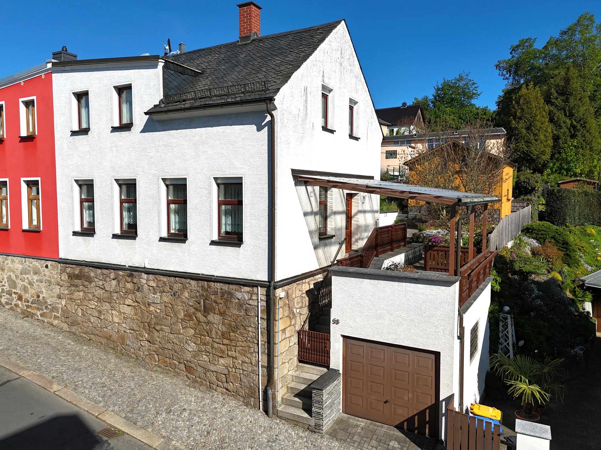 Hausansicht mit Garage und Terrasse