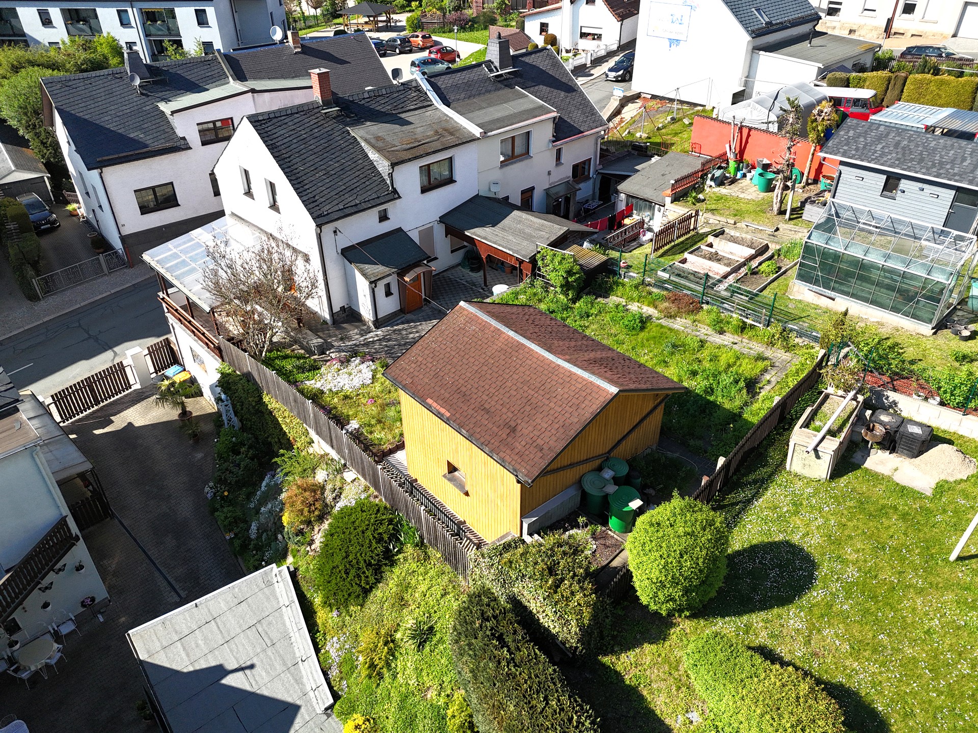 Hausansicht mit Garten