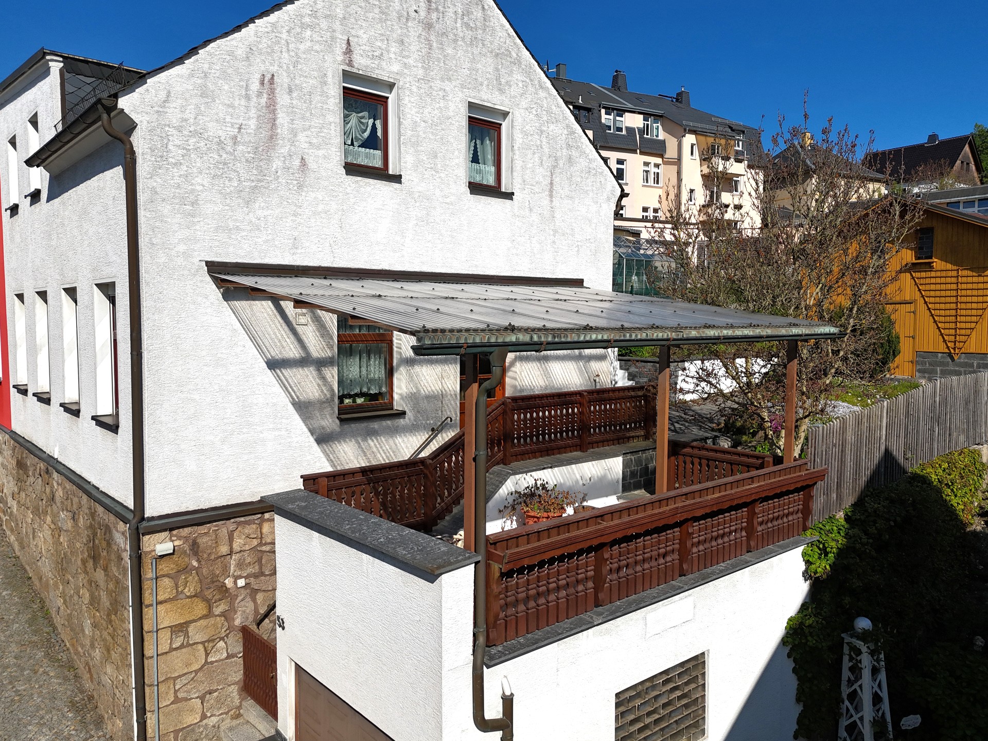 Hausansicht mit Terrasse