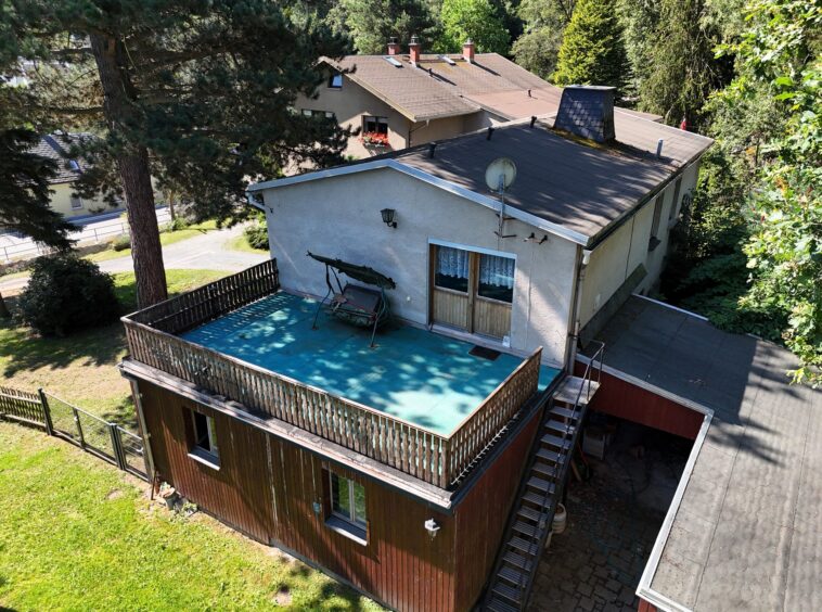 Hausansicht mit Dachterrasse