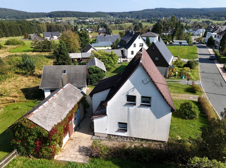 Hausansicht mit Nebengelass