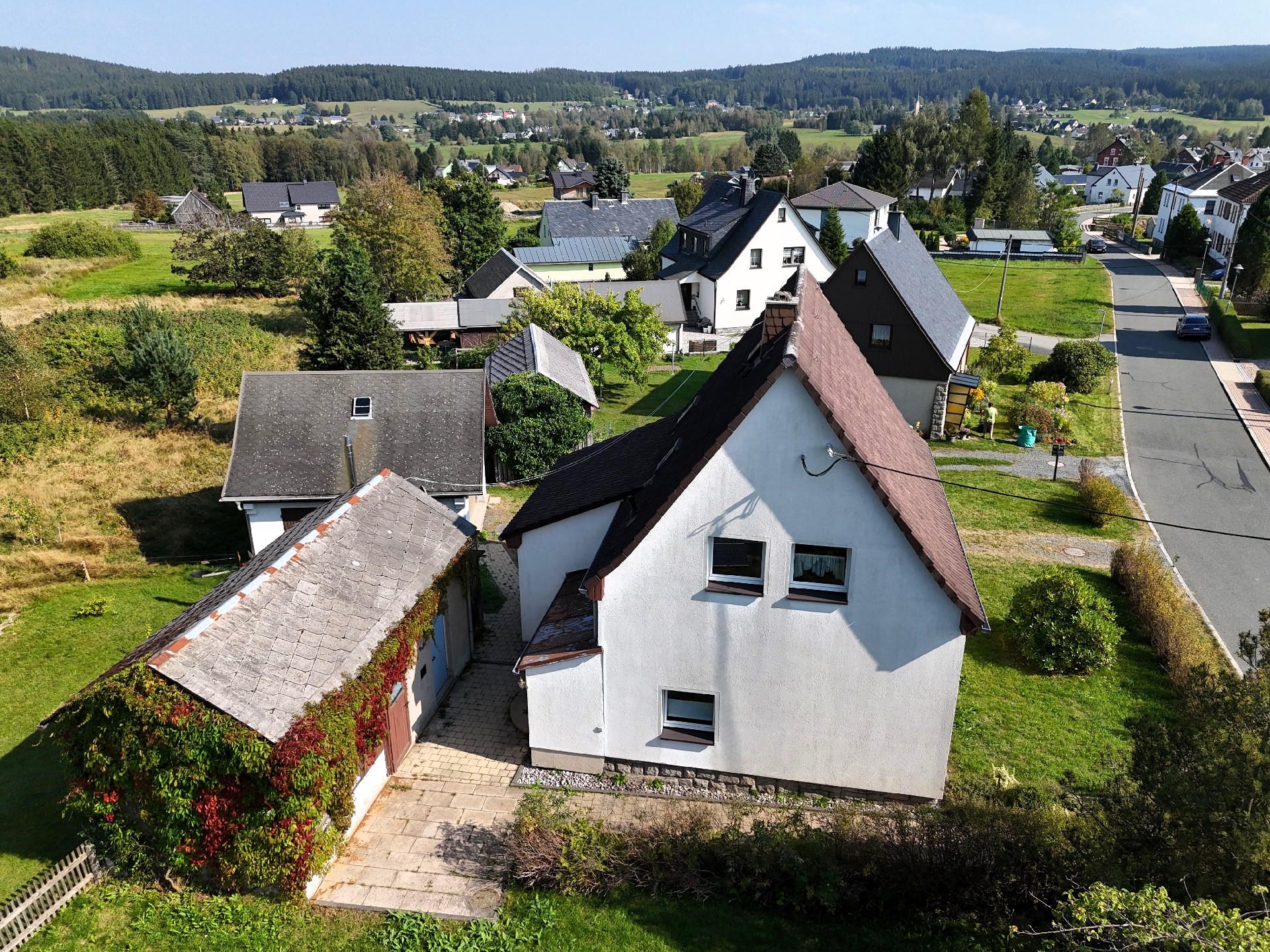 Hausansicht mit Nebengelass