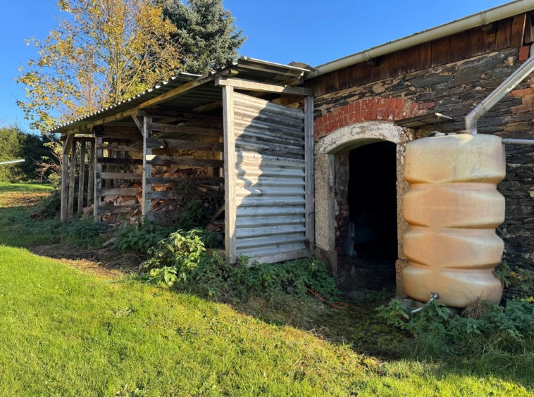 Stallung, Holzlager & Regenwassertank