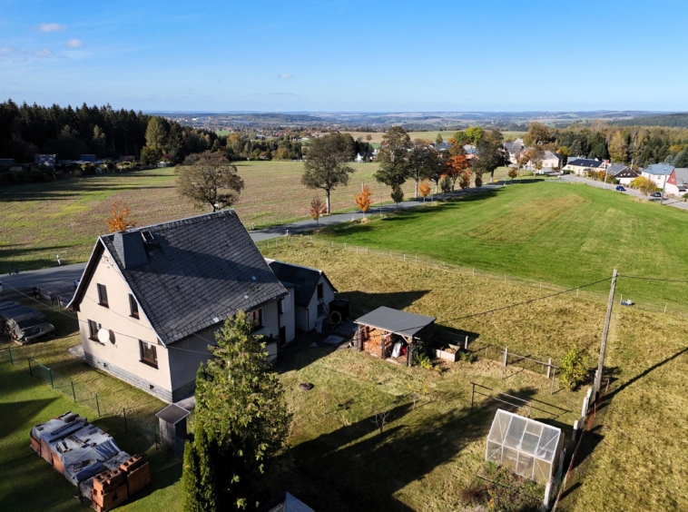 Hausansicht mit Umgebung