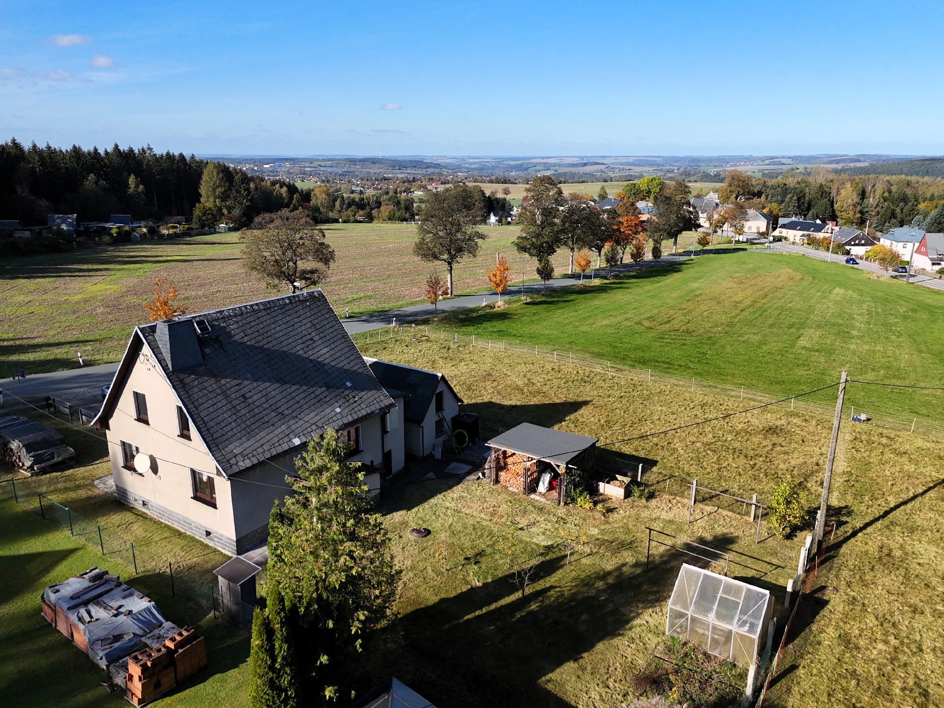 Hausansicht mit Umgebung