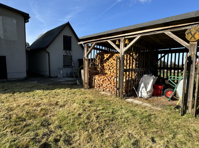 Garten mit Brennholzlager