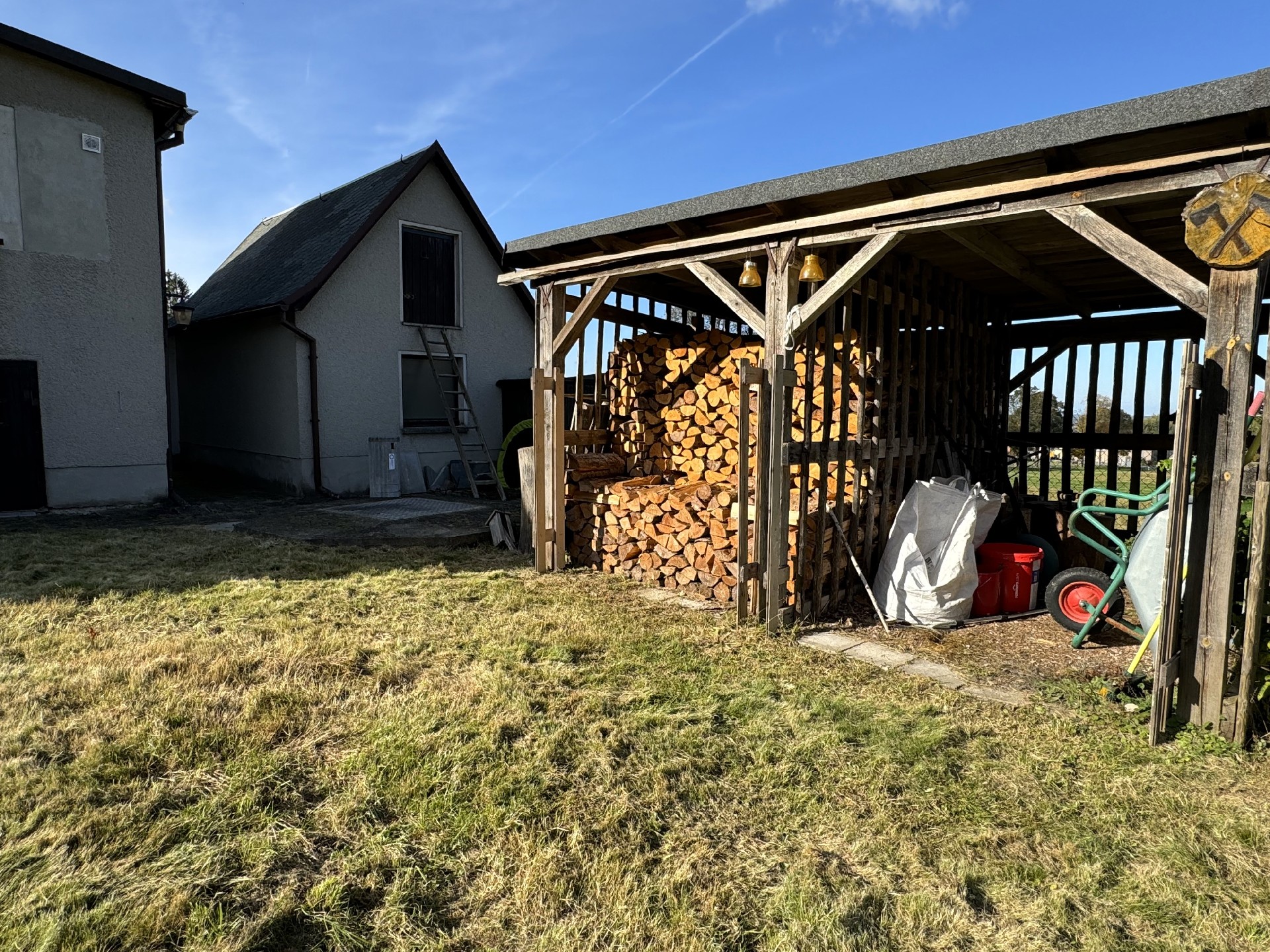 Garten mit Brennholzlager