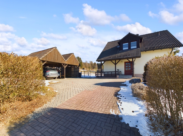 Hausansicht mit Einfahrt und Doppel-Carport