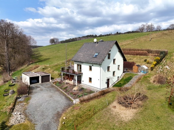 Hausansicht mit Doppelgarage