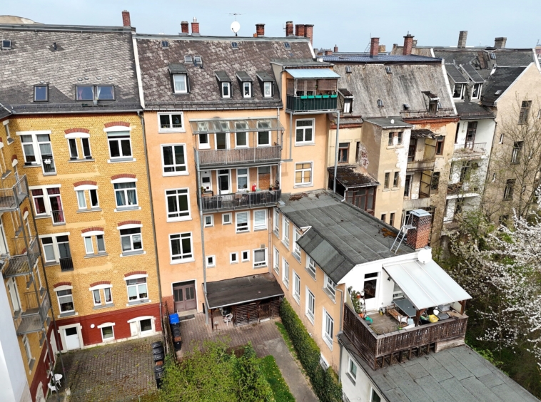 Hausansicht rückseitig mit Balkonen