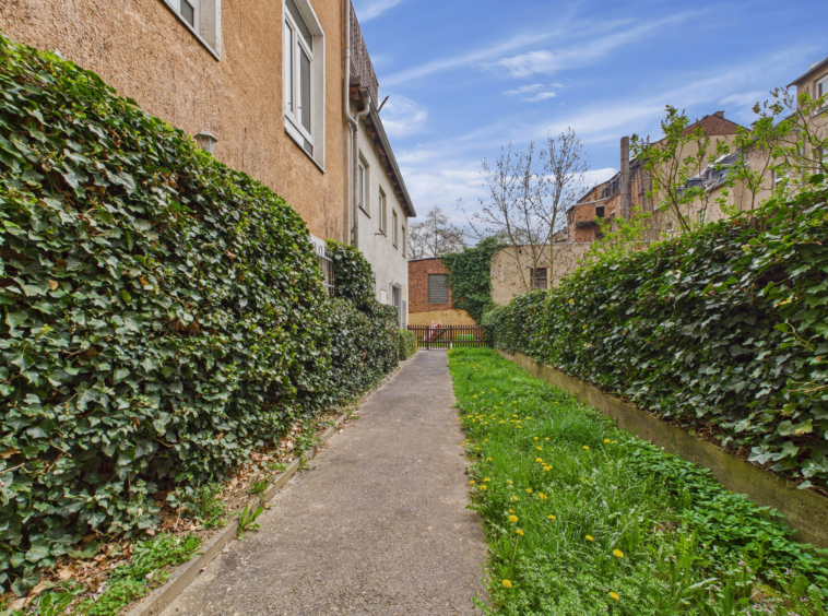 Hof rückseitig und Garten