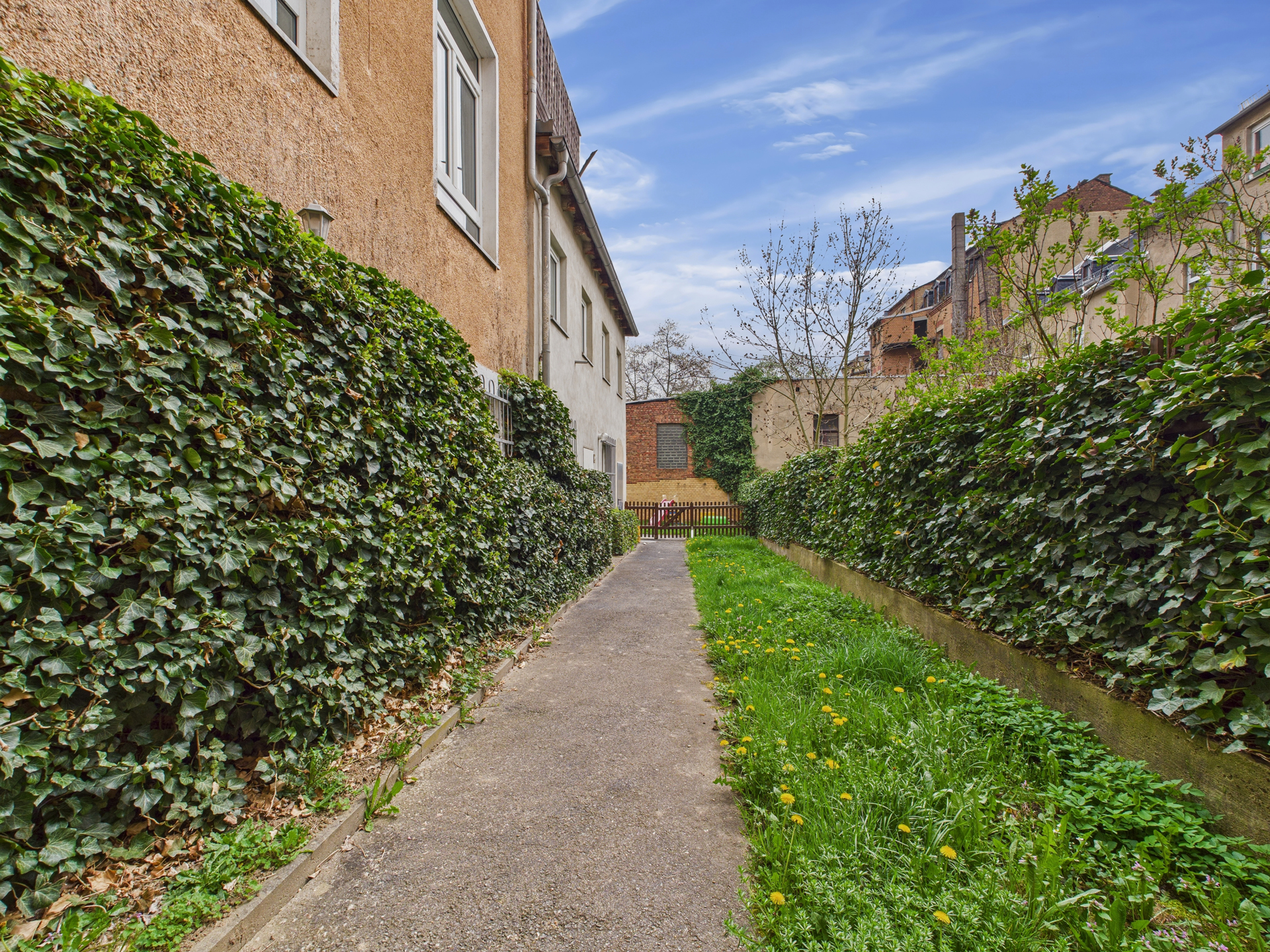 Hof rückseitig und Garten