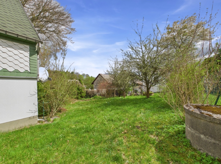 Hausansicht rückseitig mit Garten