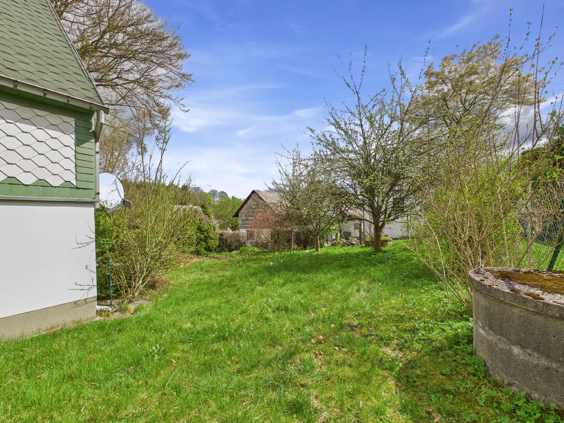 Hausansicht rückseitig mit Garten