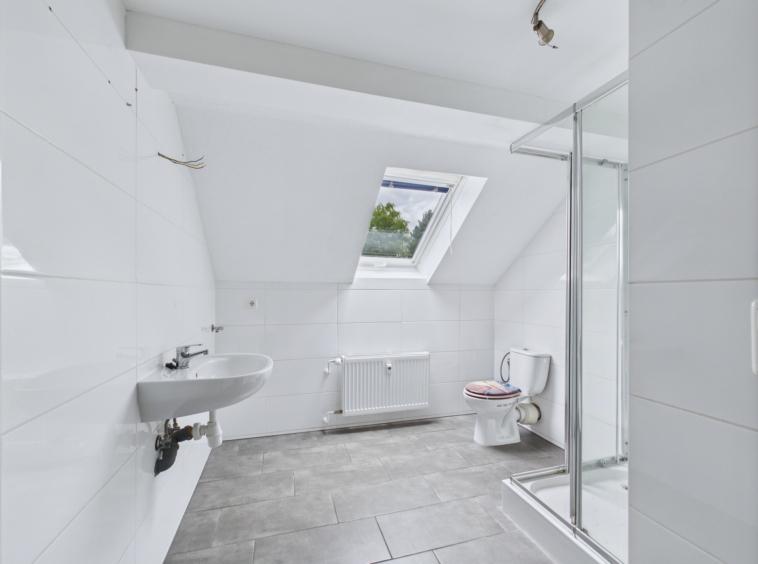 Badezimmer 2 mit Dusche & Waschmaschinenanschluss