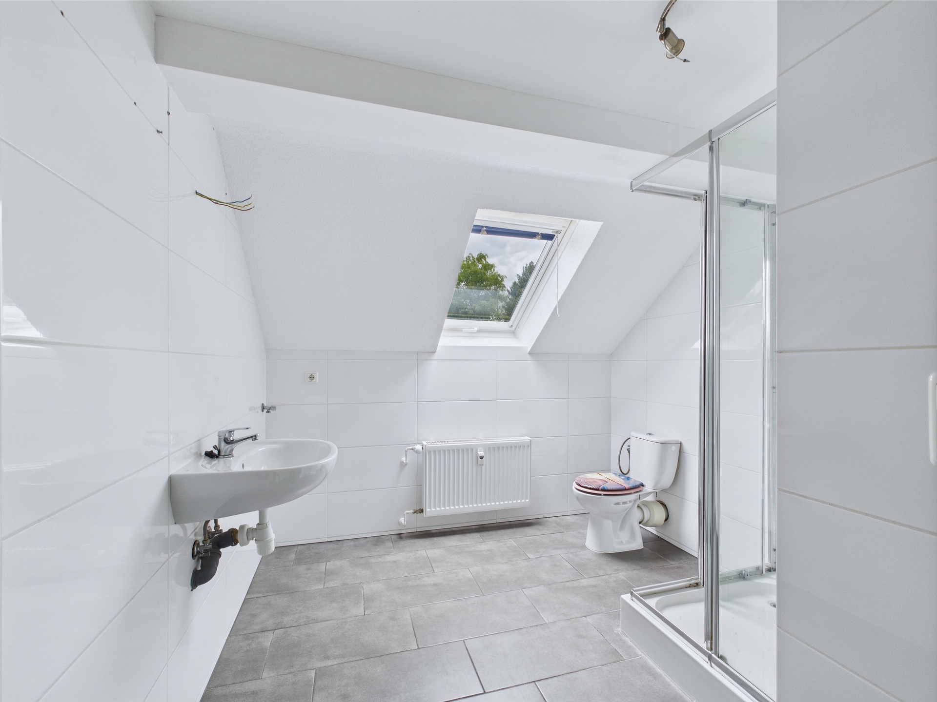 Badezimmer 2 mit Dusche & Waschmaschinenanschluss