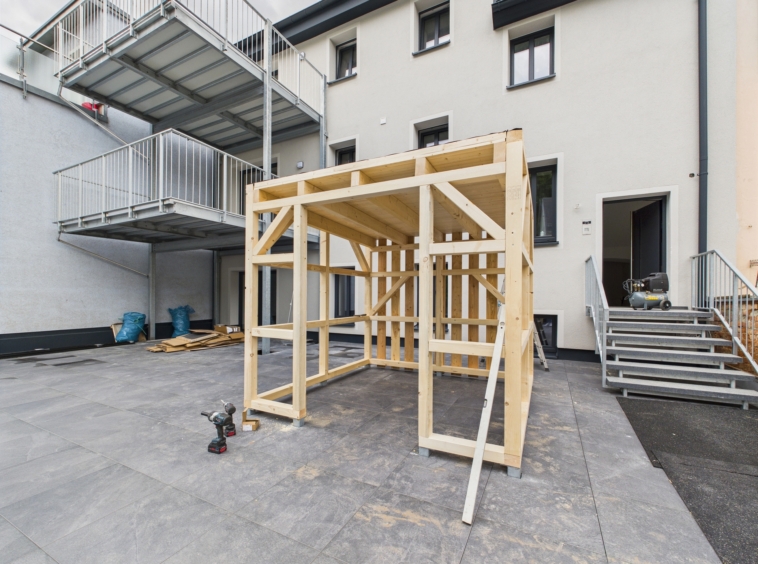 Hausansicht hinten mit Terrasse und Lagerplatz