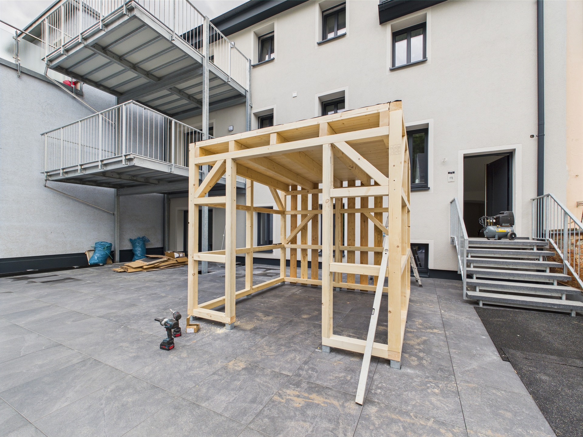 Hausansicht hinten mit Terrasse und Lagerplatz