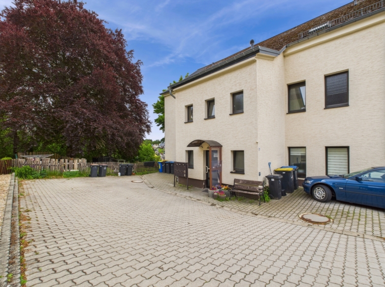Hausansicht mit Außenstellplätzen