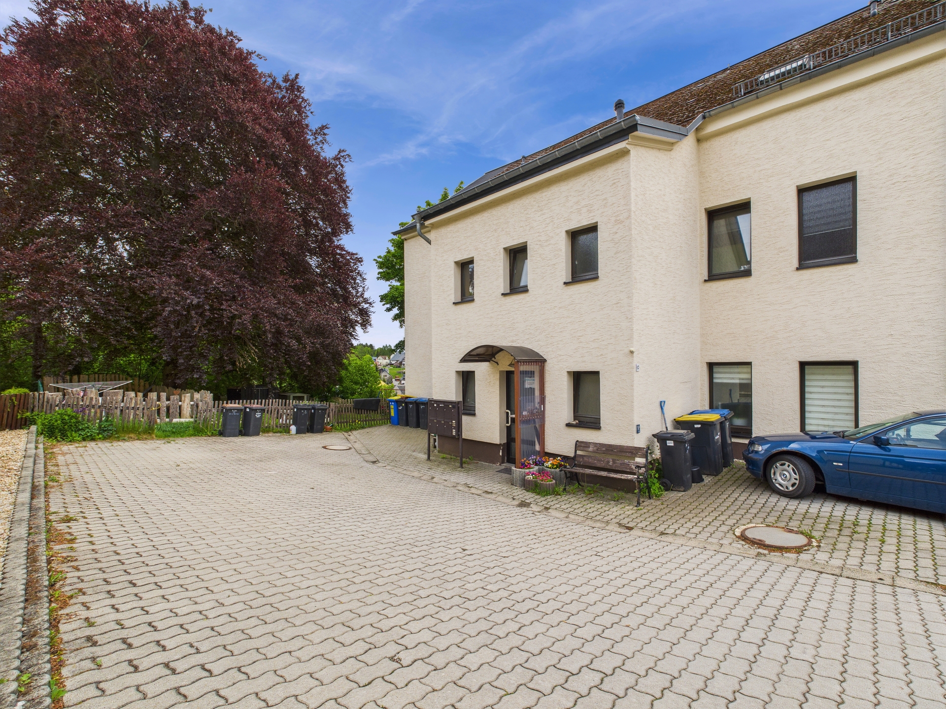 Hausansicht mit Außenstellplätzen