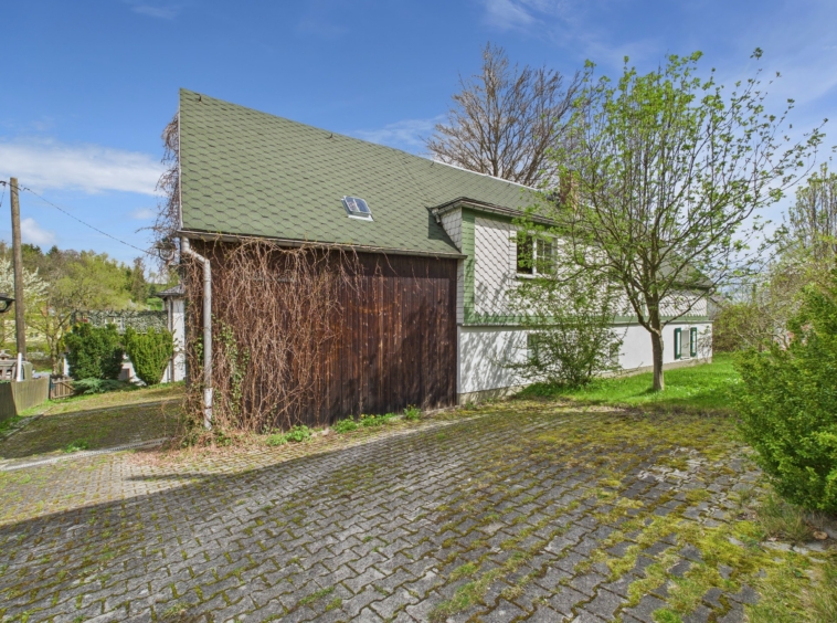 Hausansicht mit Scheune, Zufahrt und Außenstellplatz