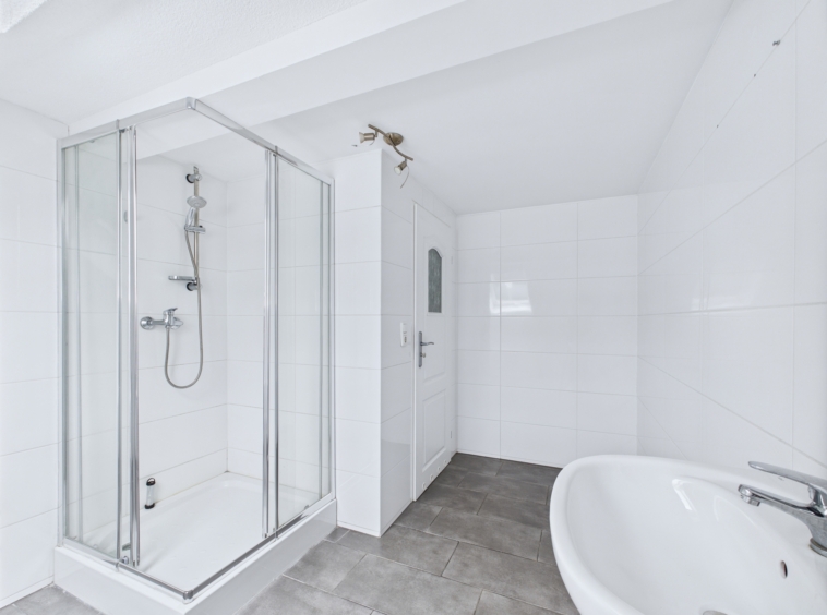 Badezimmer 2 mit Dusche & Waschmaschinenanschluss