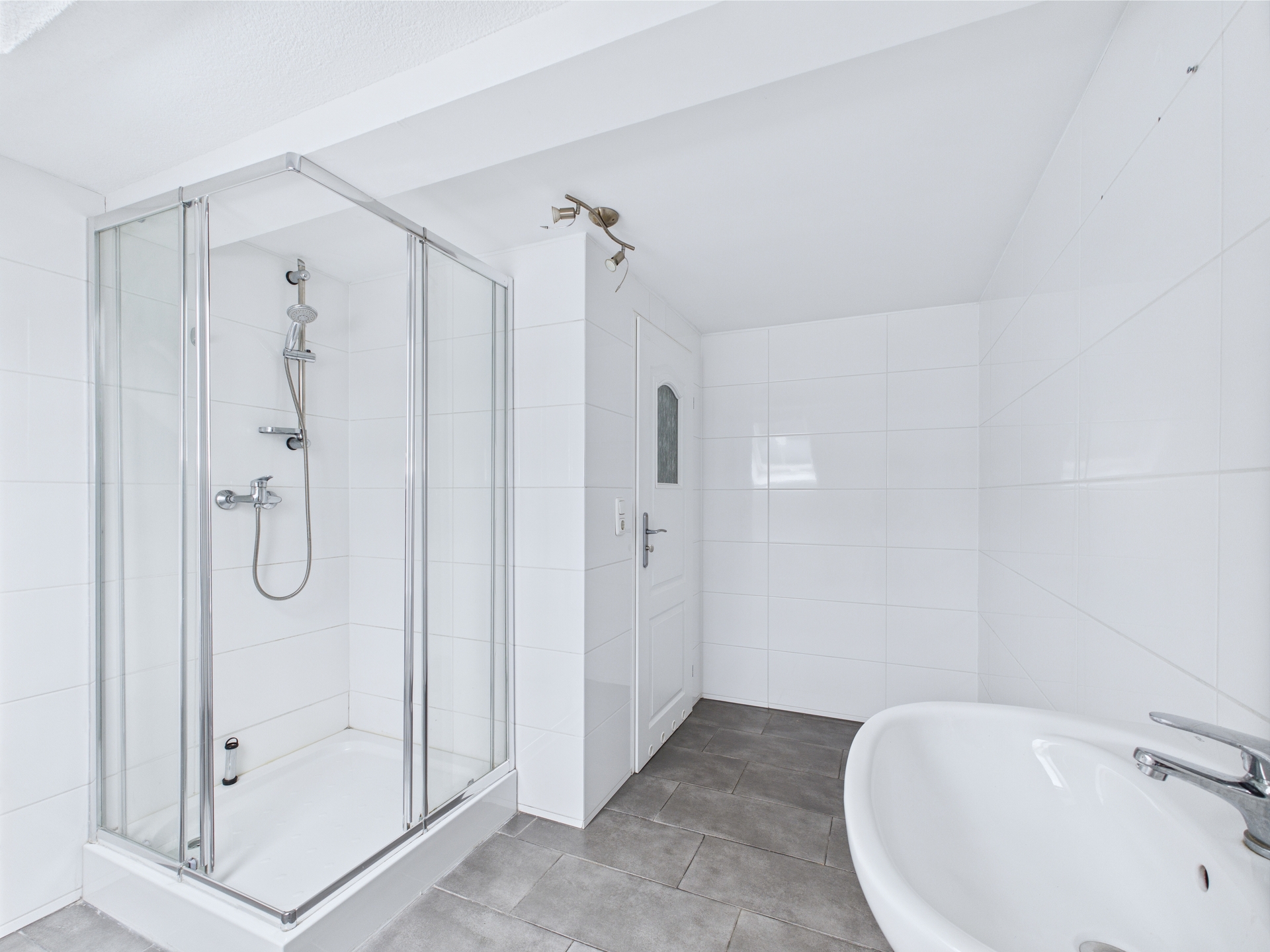 Badezimmer 2 mit Dusche & Waschmaschinenanschluss