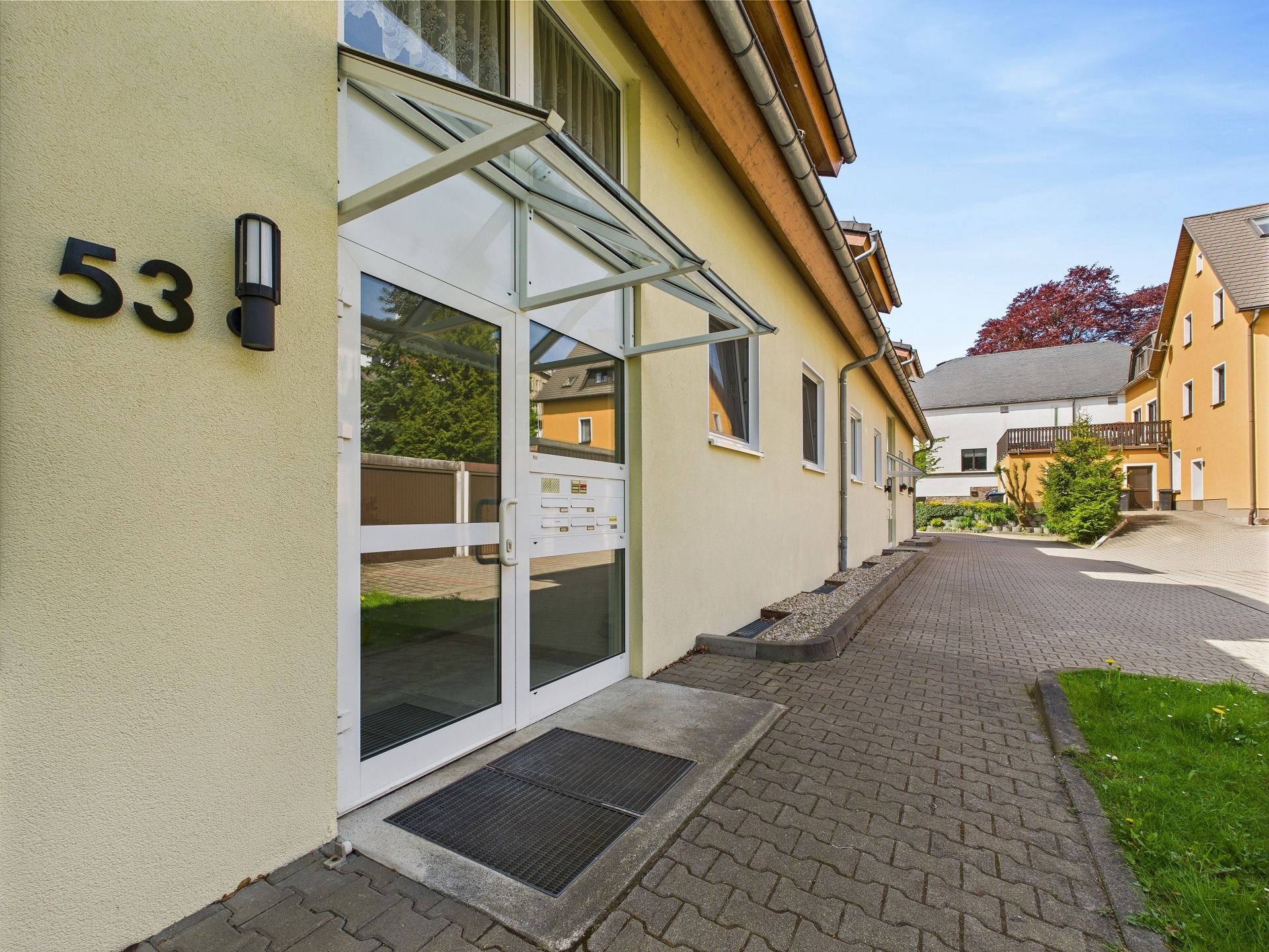 Hauseingangsbereich (Rückseite) mit Anfahrtmöglichkeit