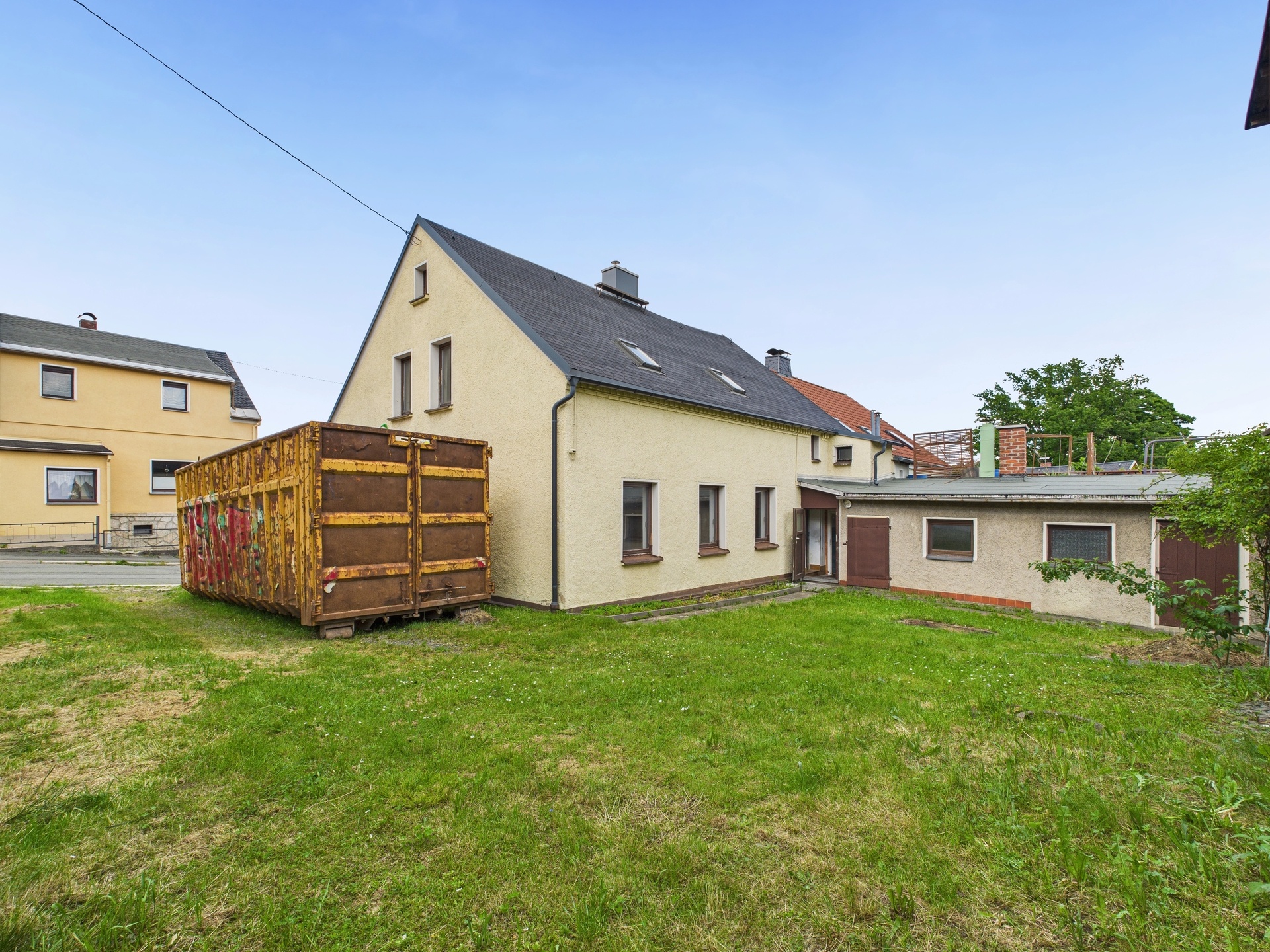Hausansicht Rückseite mit Nebengelass