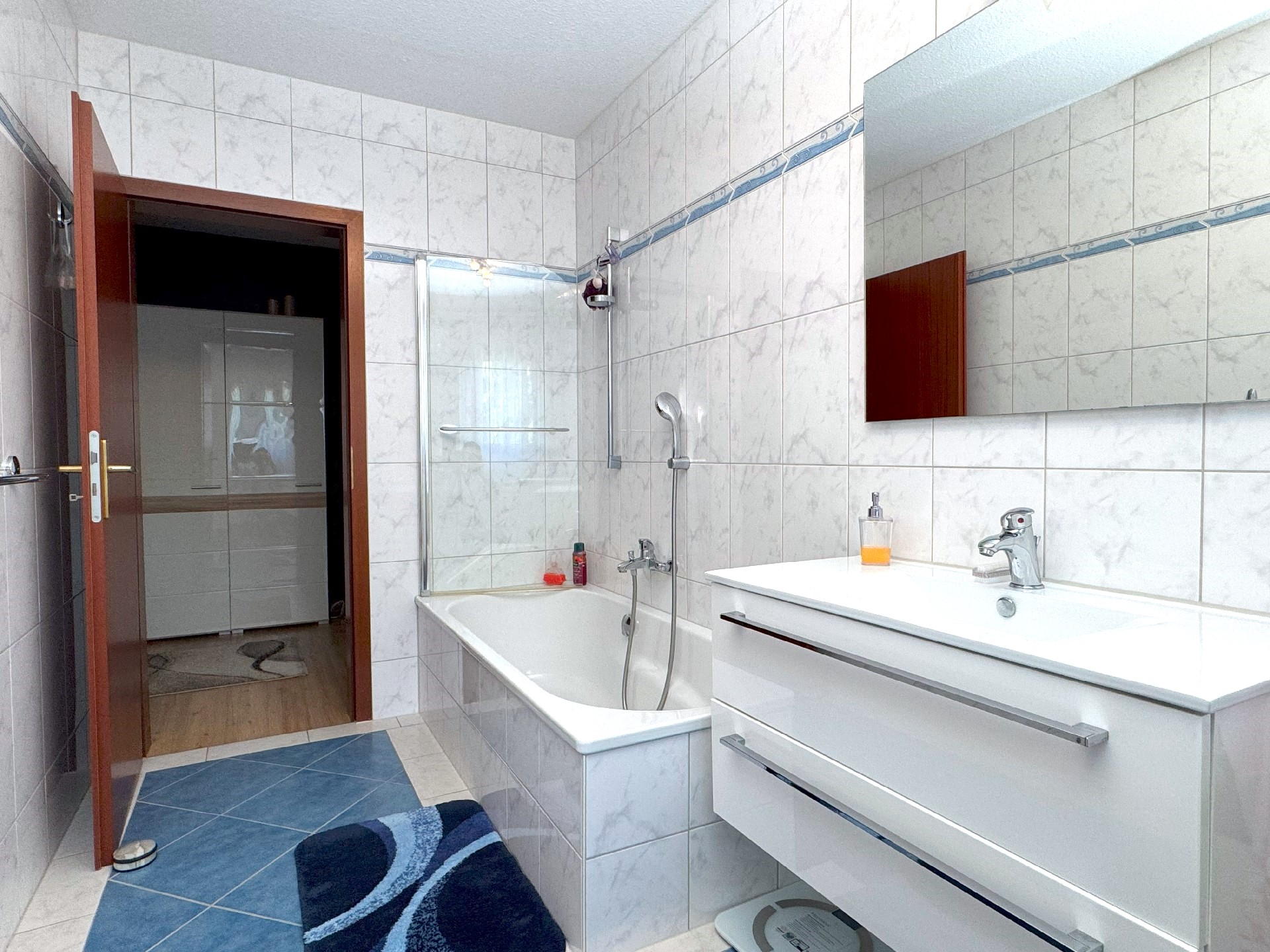 Badezimmer mit Badmöbel