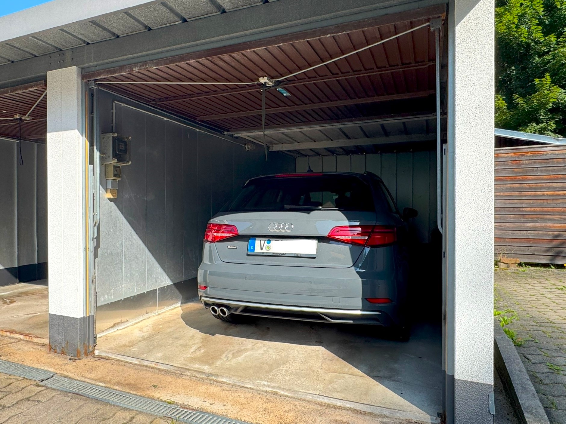 Garage zur Wohnung
