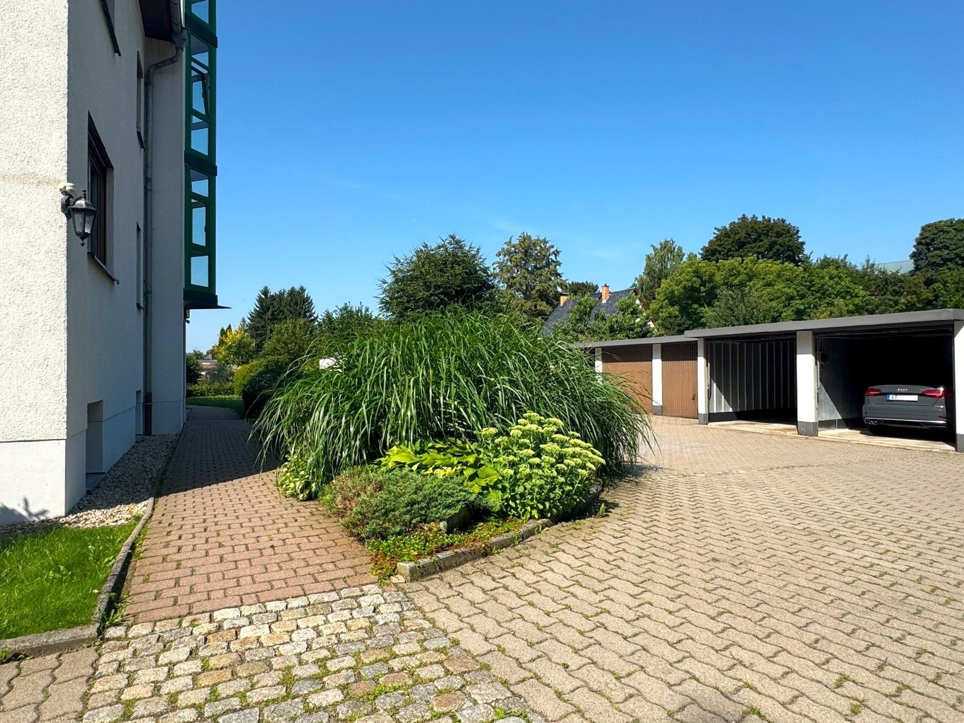 Innenhof mit Garagen