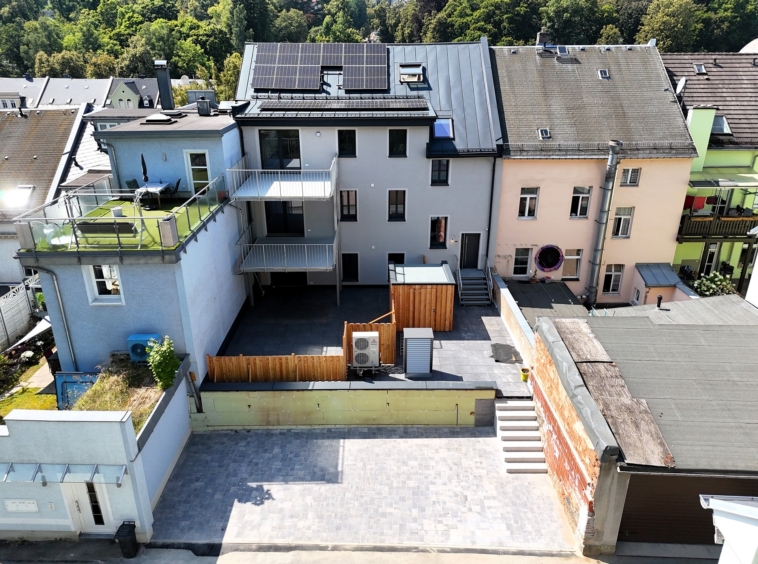 Hausansicht Rückseite mit Parkplatz