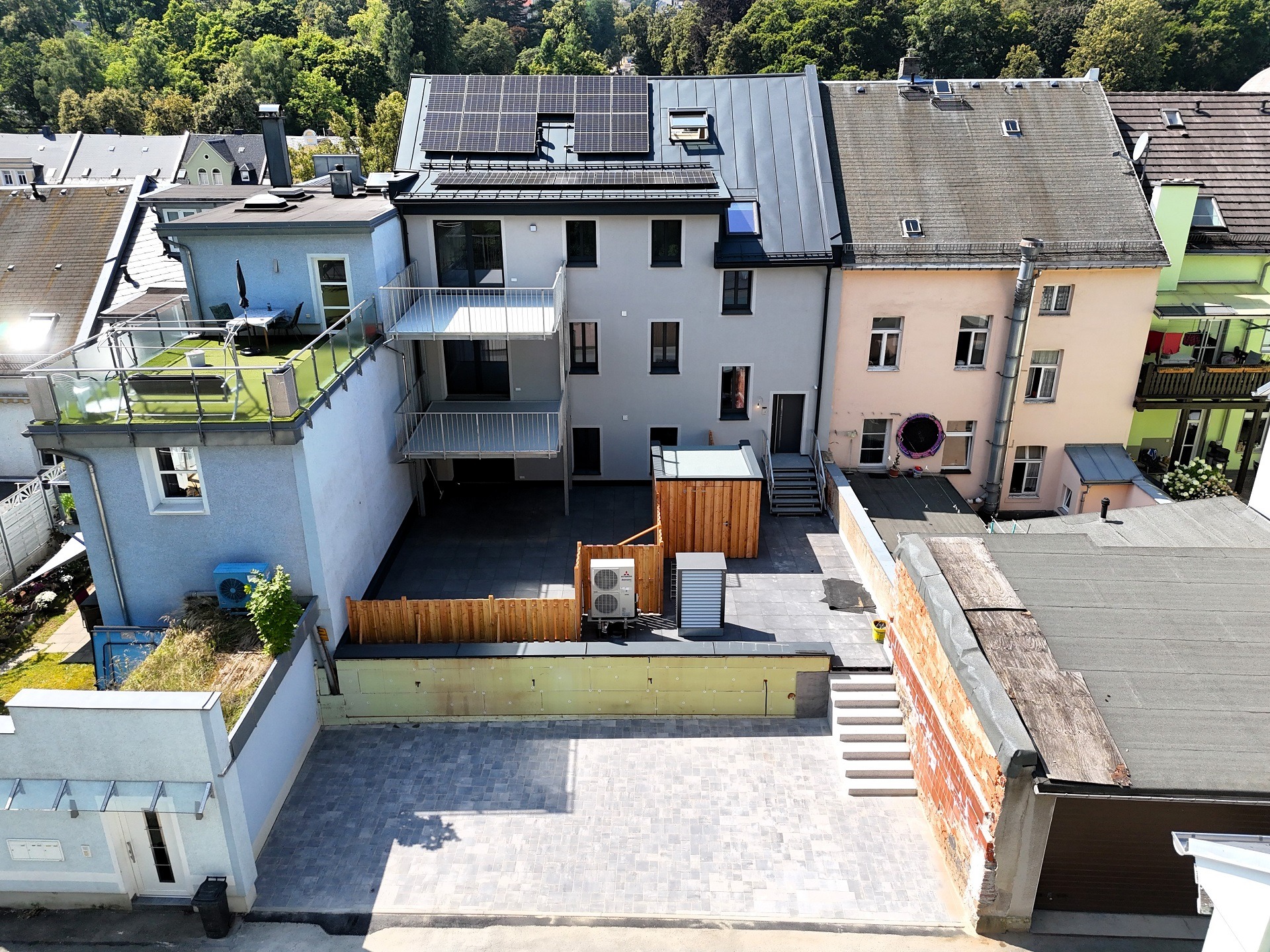 Hausansicht Rückseite mit Parkplatz