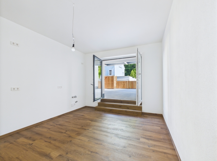 Offener Wohn- & Kochbereich mit Terrassenzugang