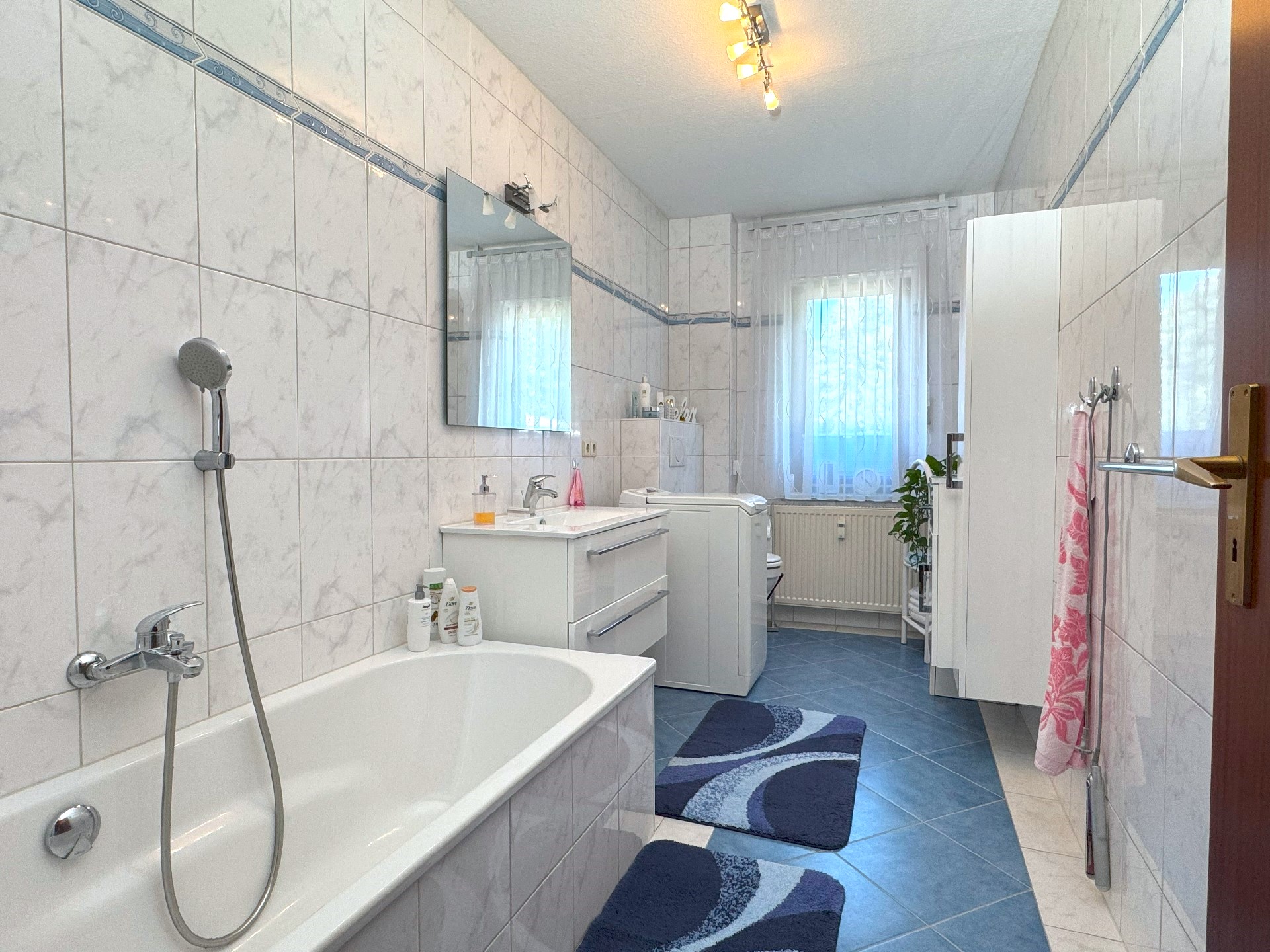 Badezimmer mit Badmöbel