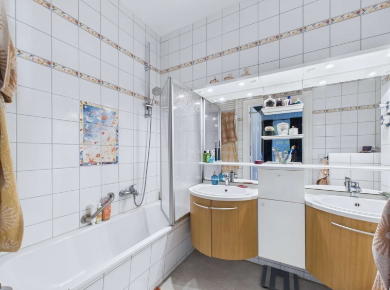 Badezimmer mit Badewanne, Badmöbel & Toilette