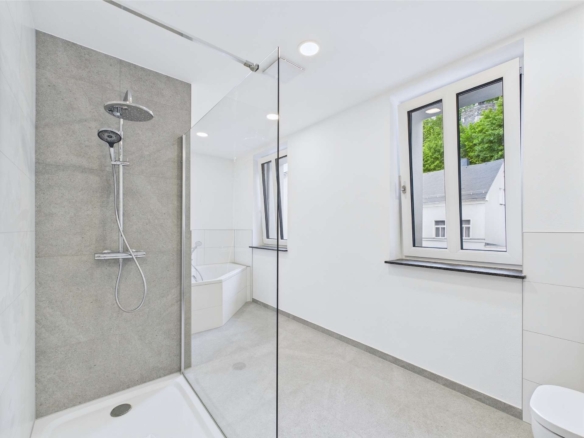 Tageslicht-Badezimmer mit Regendusche & Badewanne