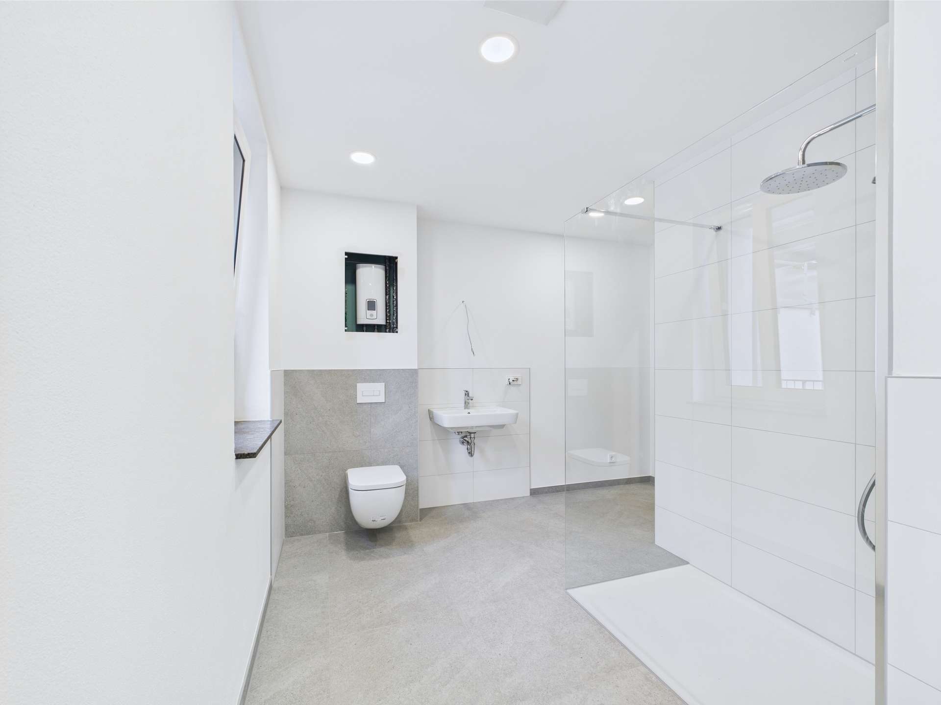 Tageslicht-Badezimmer mit Regendusche & Badewanne