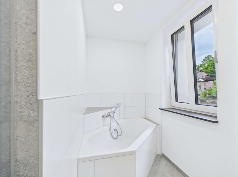 Tageslicht-Badezimmer mit Regendusche & Badewanne