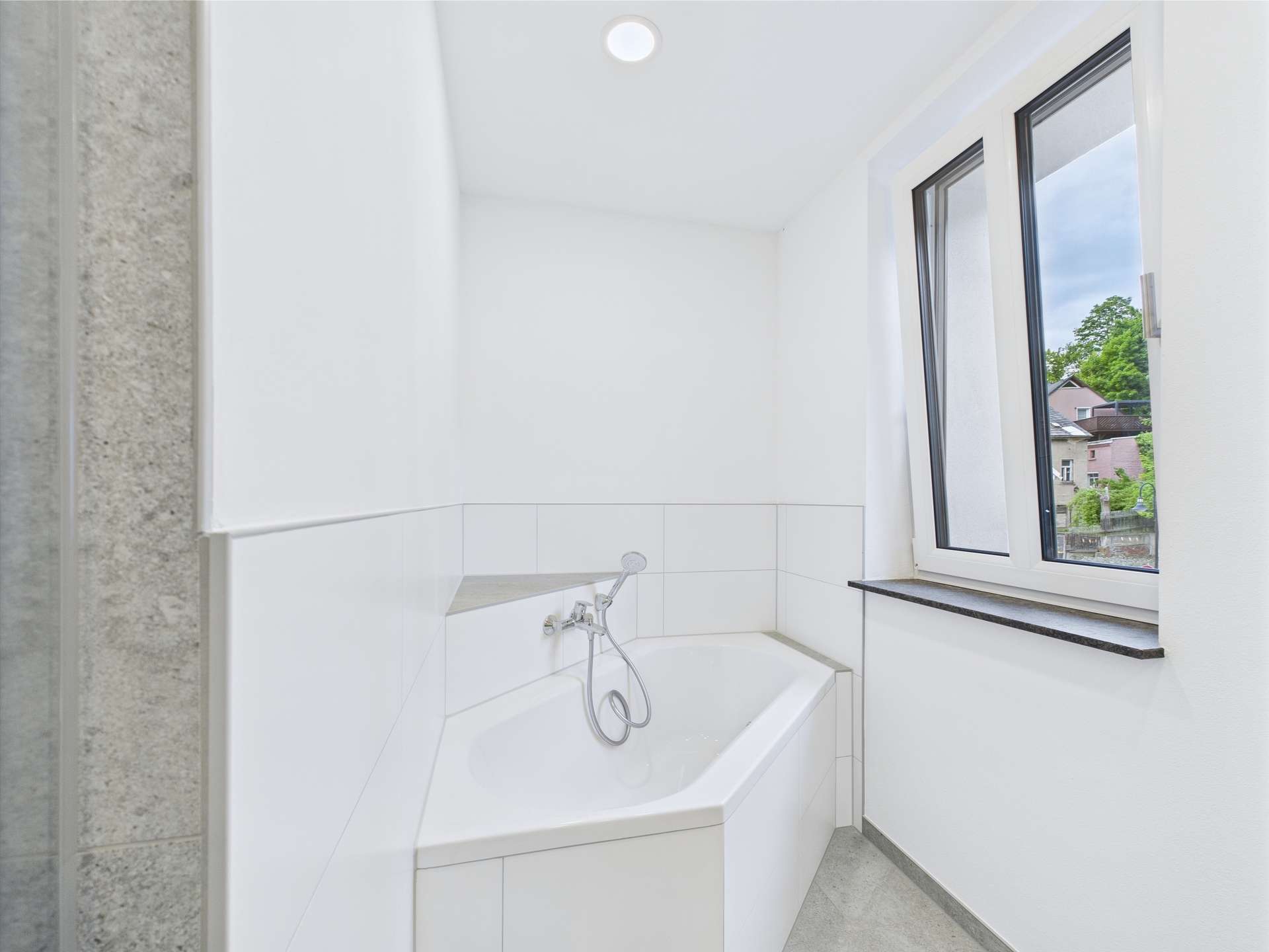 Tageslicht-Badezimmer mit Regendusche & Badewanne