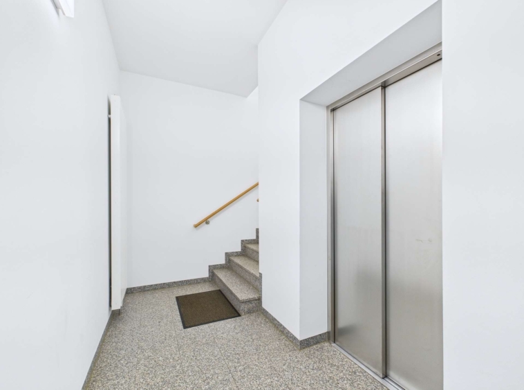 Treppenhaus mit Aufzug