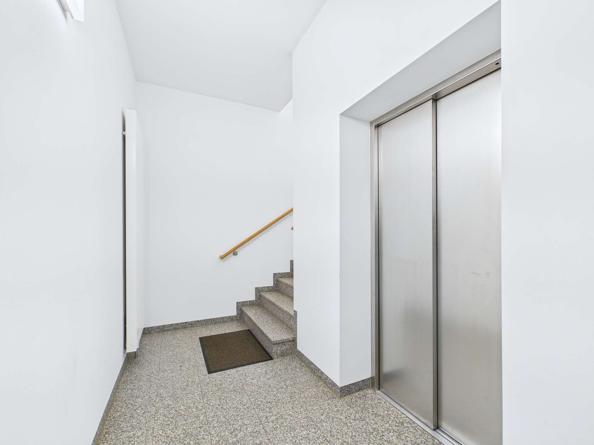 Treppenhaus mit Aufzug