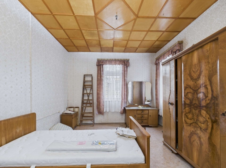 Schlafzimmer (1, EG)