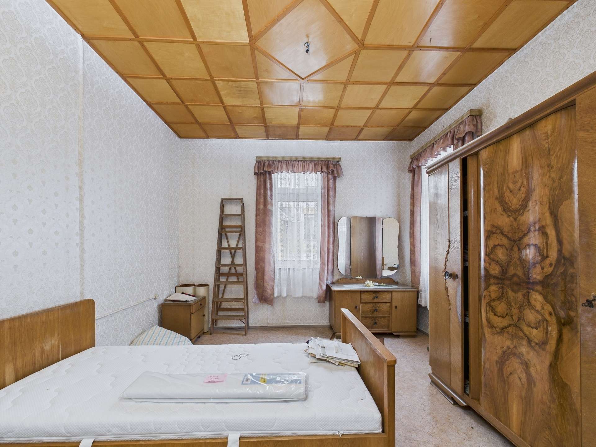 Schlafzimmer (1, EG)