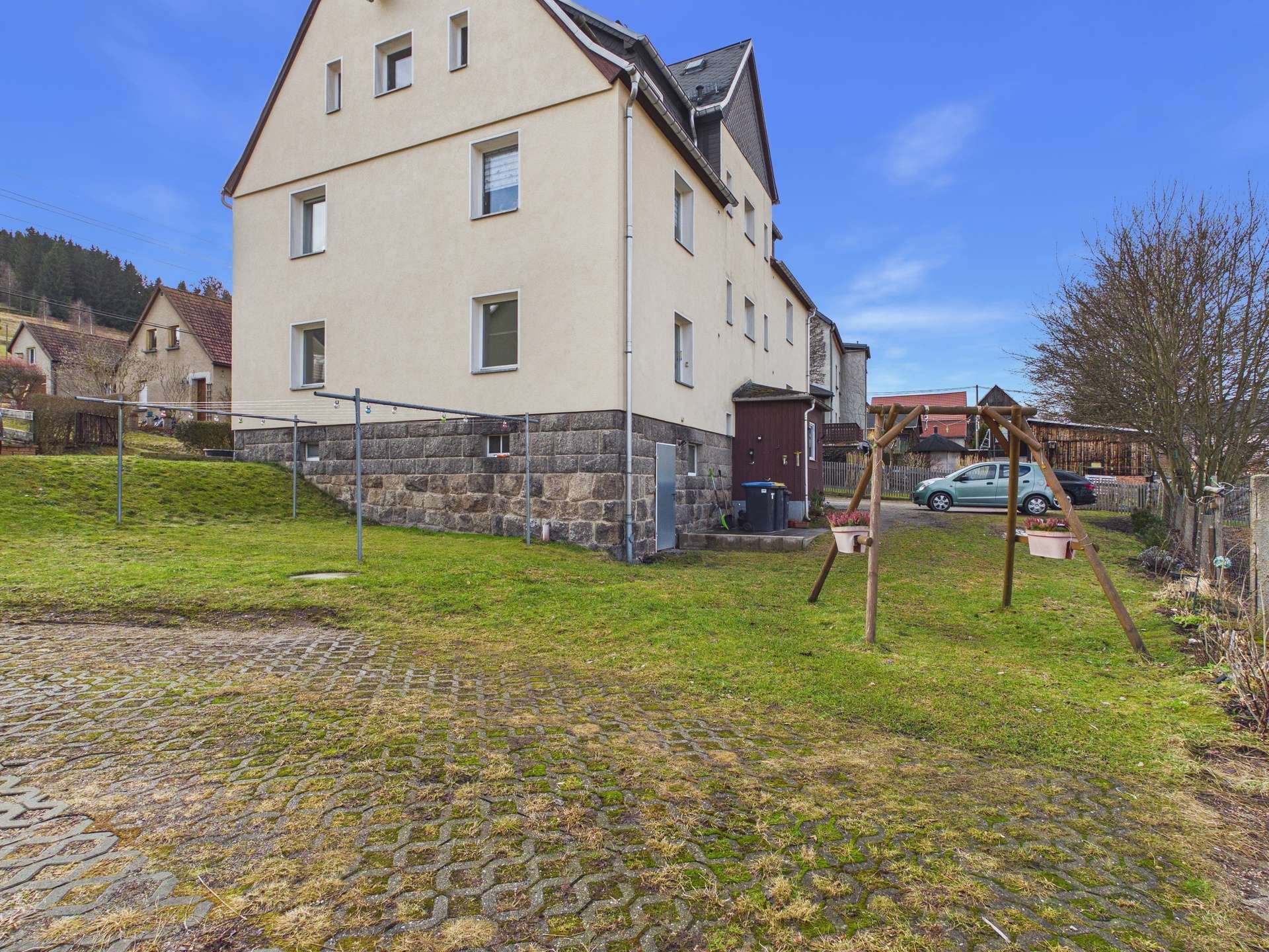 Hausansicht mit Garten