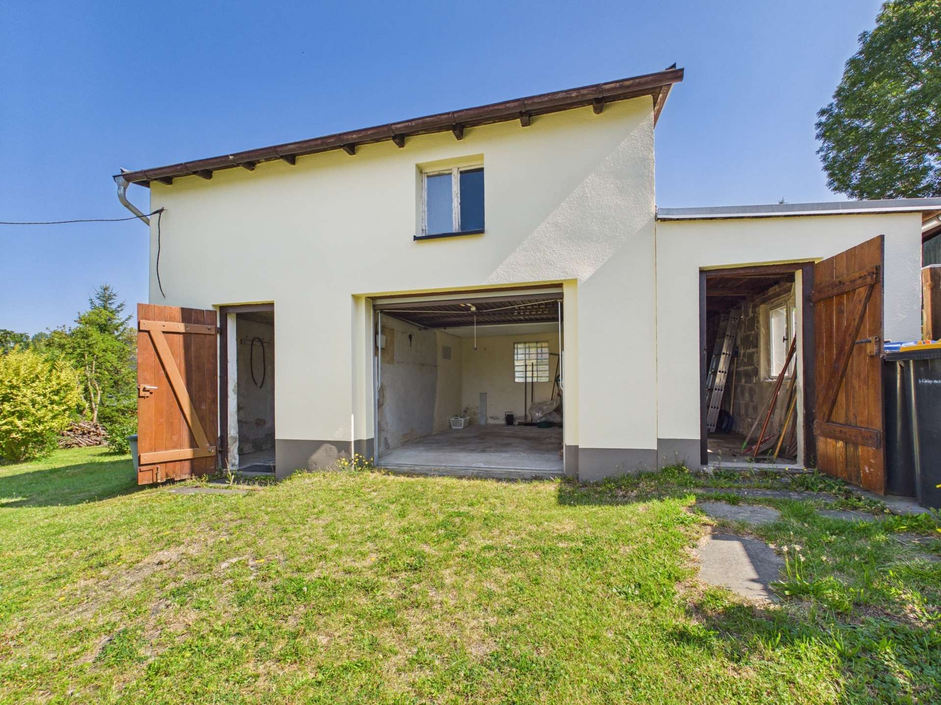 Nebengebäude mit Garage