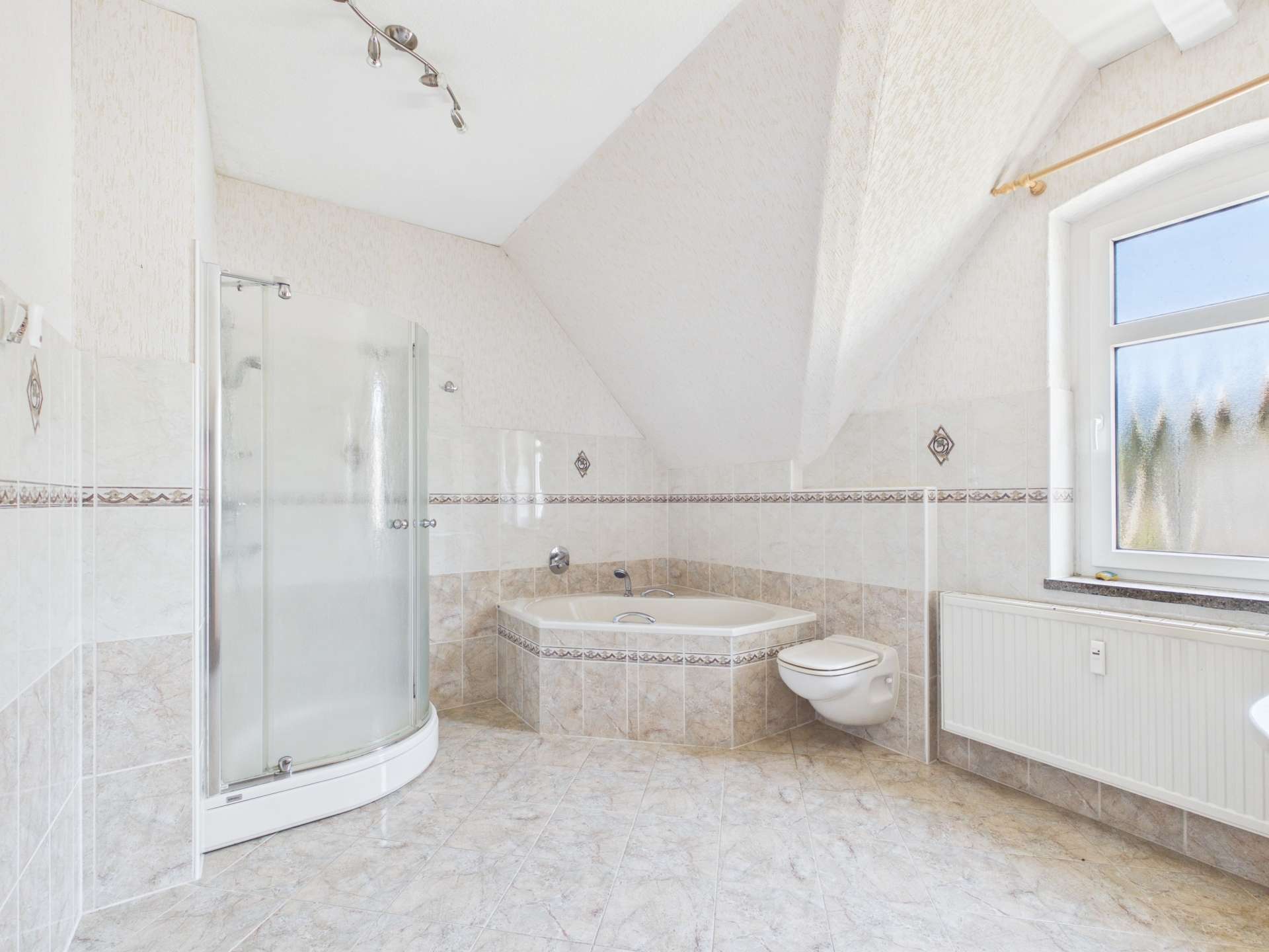 Badezimmer 1 OG (1) Badezimmer 1 OG (1)